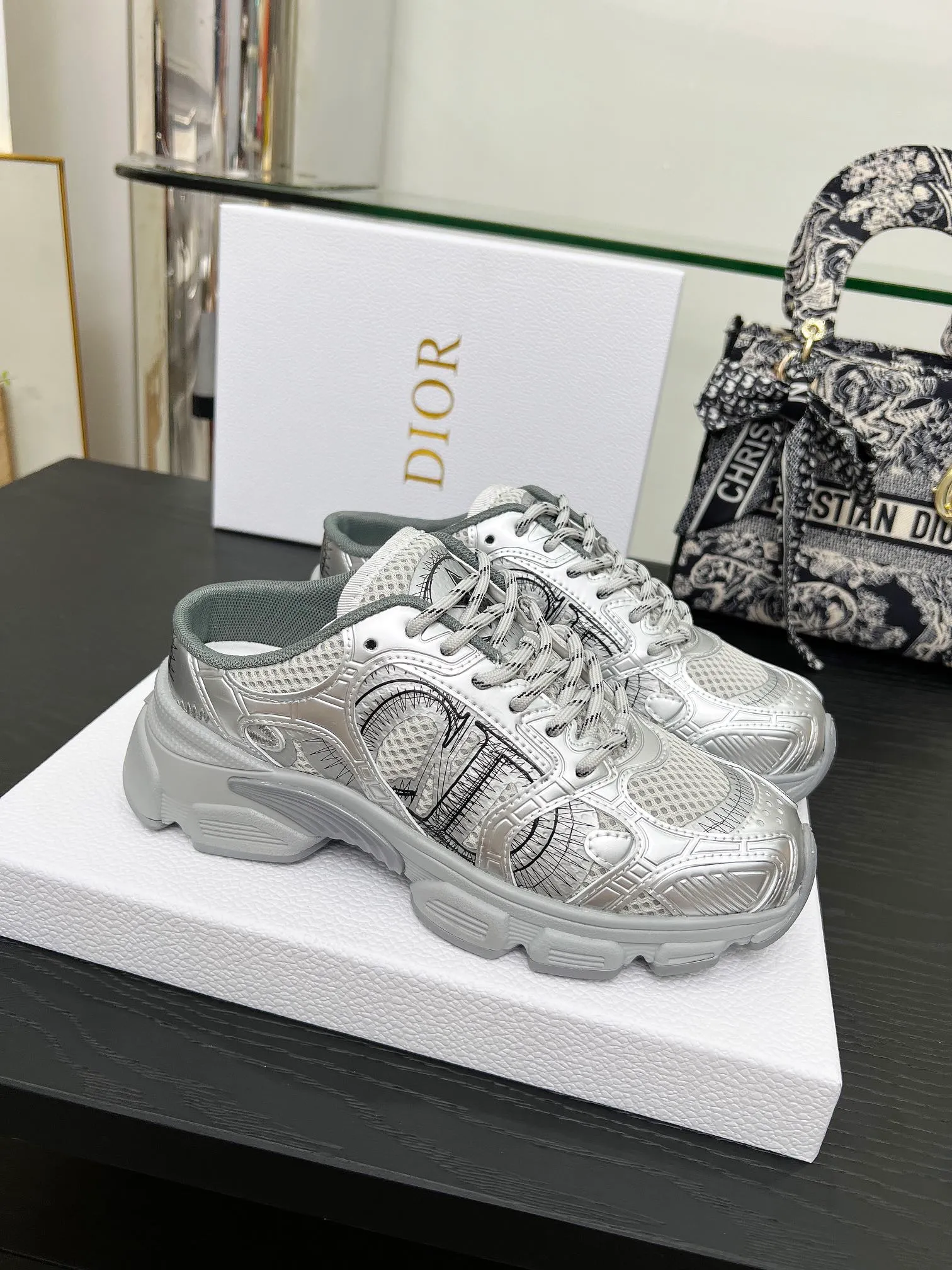 p560🐮🐮This Dior Chrono sports half slipper reinterprets running shoes with Dior's haute couture style. Gray mesh fabric is paired with tonal suede calfskin panels, the CD logo on the side, the star patch on the tongue and the Dior logo on the heel, all in classic fine detail. Featuring two-tone laces and a lightweight sole with star graphics, they can be worn year-round. Size: Women’s size 35-41 (35/42 can be customized) Men’s size 40-46 (men’s version is being printed) Color: 12 colors available